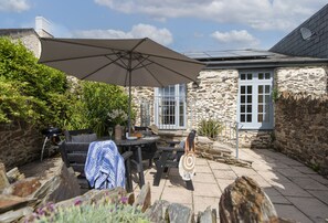 Outdoor dining - Boasting idyllic views across countryside vistas, Blackberry Barn provides a relaxing space for you (Liskeard)