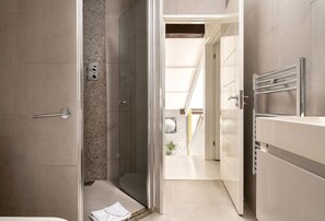 Dusche, Whirlpool, Haartrockner, Handtücher