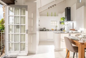 Refrigerador, microondas, horno y lavavajillas 