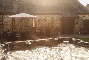 Outdoor dining - As a former cider press, Hob Nob is no stranger to a gathering of family and friends. It's delightfu (Liskeard)