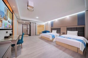 Une chambre d’hôtel moderne avec deux lits, un bureau et un grand miroir.