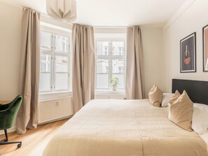 5 slaapkamers, een strijkplank/strijkijzer, internet, beddengoed