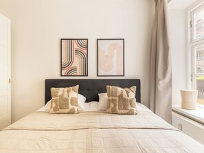 5 bedrooms, iron/ironing board, internet, bed sheets