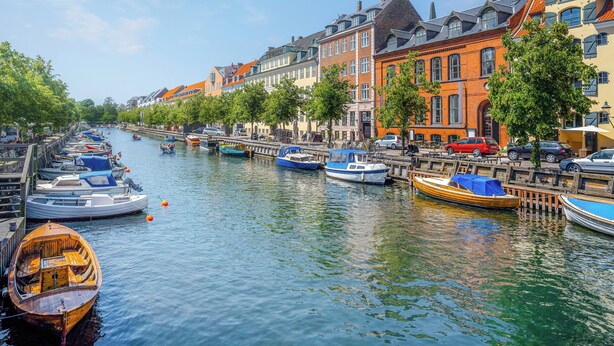 A canal lined with colorful buildings and boats docked along the water. - Noble - Fantastic 5-Bdr Apt in the Capital (København)