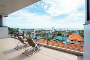 Suite, 2 chambres, vue piscine | Vue depuis le balcon