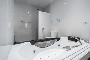 Suite, 2 habitaciones, vista a la alberca | Baño | Secadora de cabello, toallas, jabón, papel de baño 