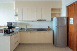 Fridge, cookware/dishes/utensils