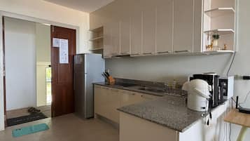 Fridge, cookware/dishes/utensils