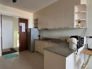 Fridge, cookware/dishes/utensils