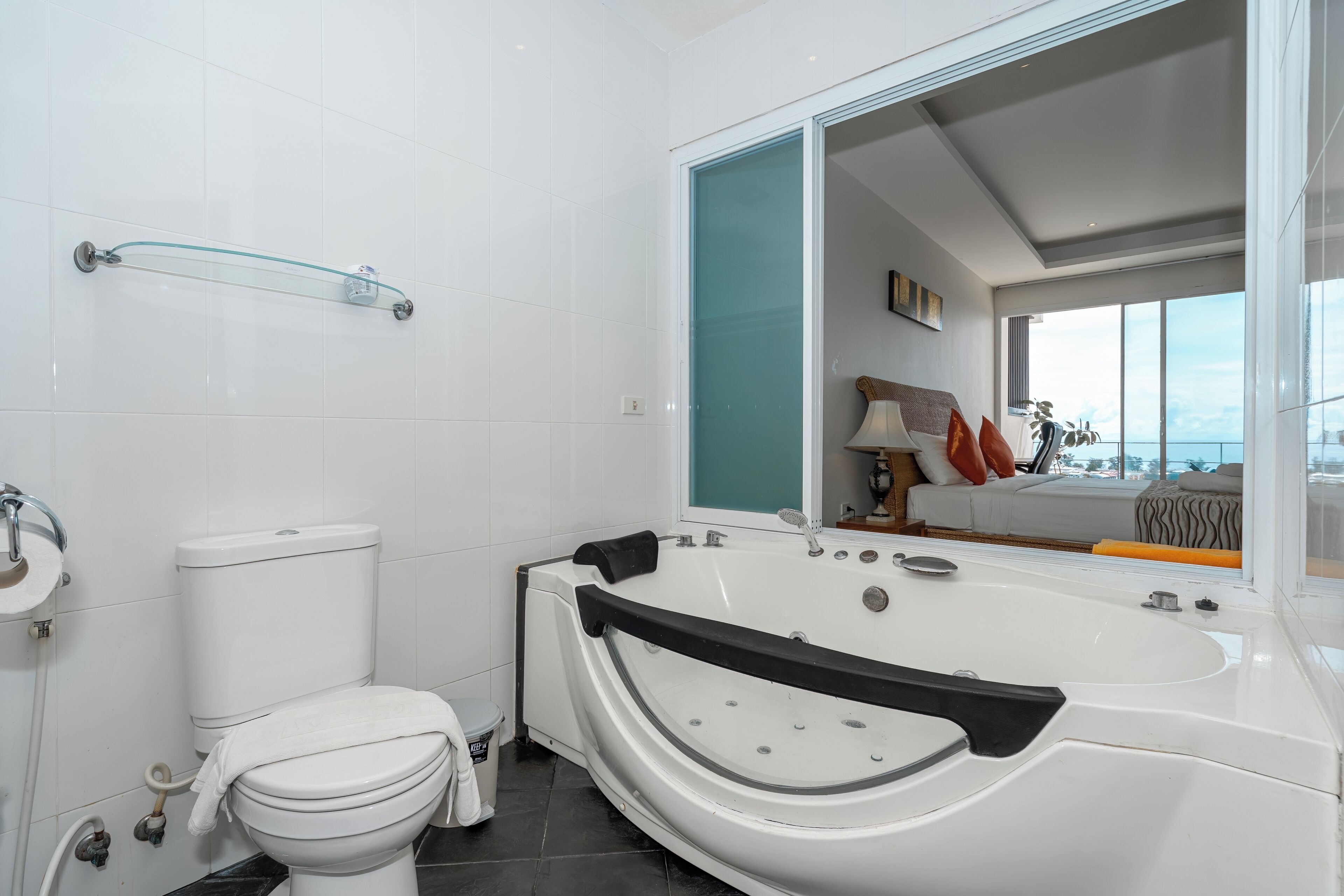Suite, 2 chambres, vue piscine | Salle de bain | Sèche-cheveux, serviettes fournies, savon, papier toilette
