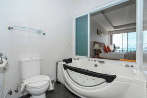 Suite, 2 chambres, vue sur la piscine | Salle de bain | Séchoir à cheveux, serviettes fournies, savon, papier de toilette