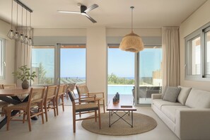 Een smart-tv, boeken en een stereo