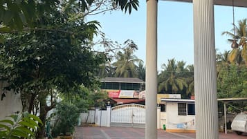 Vista frontal de la propiedad