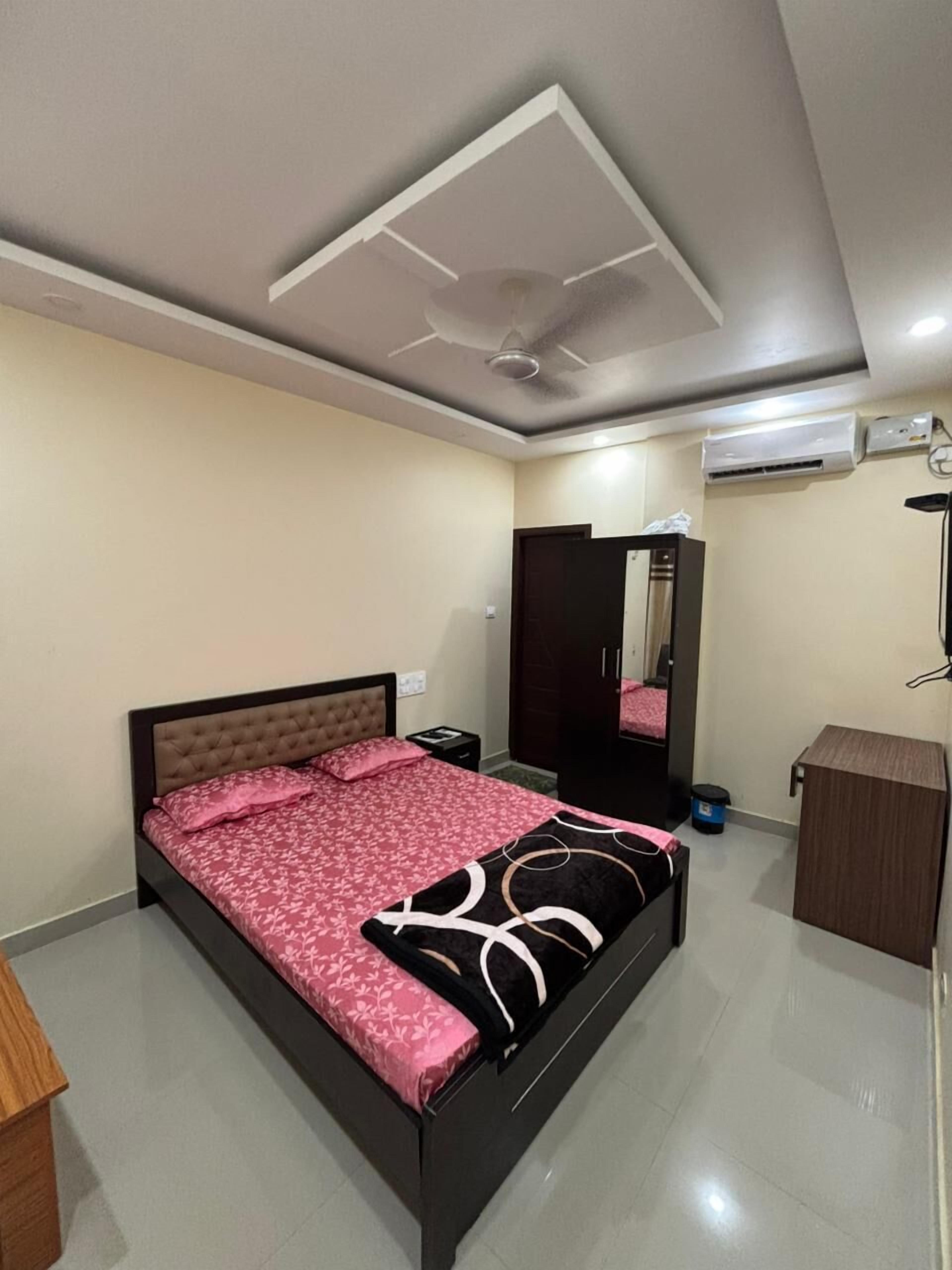 Colchones con pillow-top, escritorio, cortinas blackout y wifi gratis 