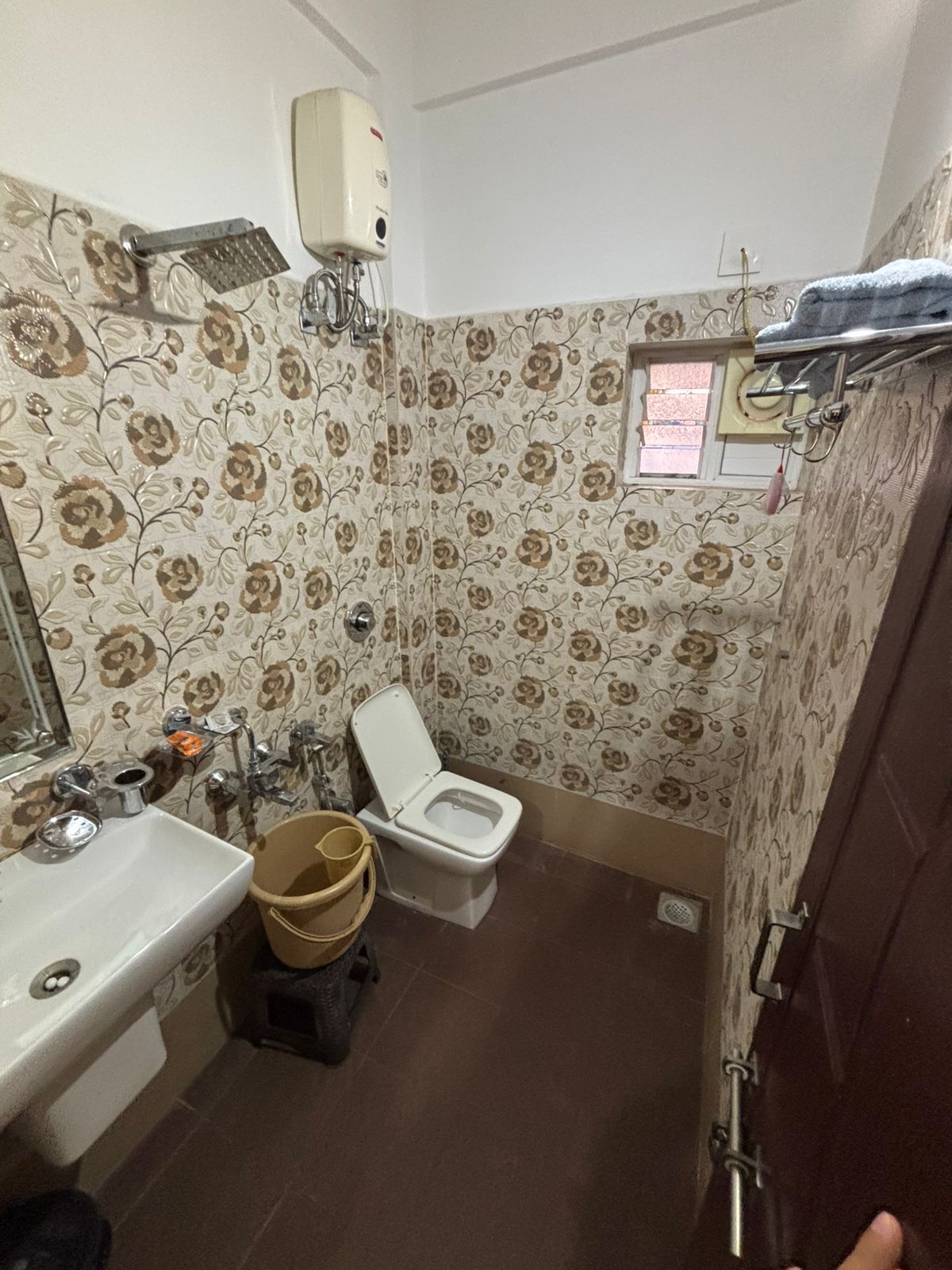 Uma casa de banho pequena com sanita, lavatório e chuveiro.