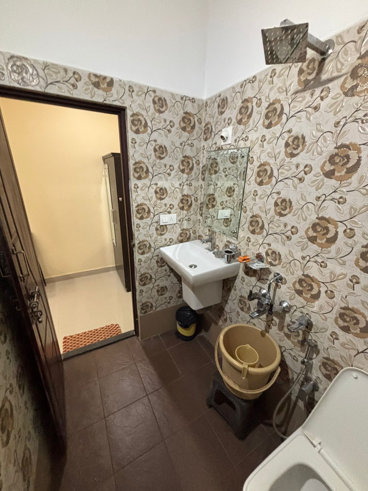 Un bany amb vàter, rentapel i plat de dutxa.