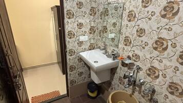 Un bany amb vàter, rentapel i plat de dutxa.