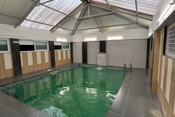 Swim-up bar