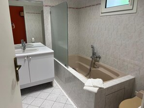 Secador de pelo, toallas, jabón y champú