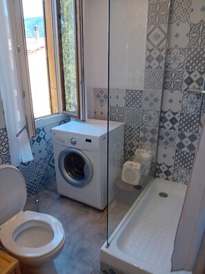 Douche, sèche-cheveux, papier toilette