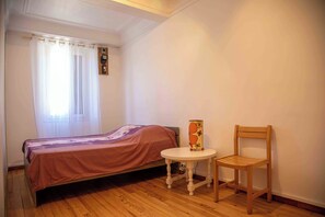 2 عدّة غرف نوم وملاءات أسرّة