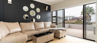 Charming 6-bedroom cottage with WiFi, AC in beautiful Cape Town