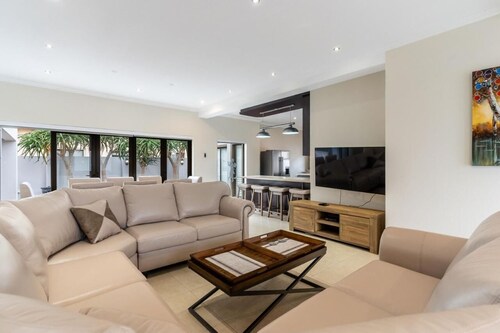 Charming 6-bedroom cottage with WiFi, AC in beautiful Cape Town