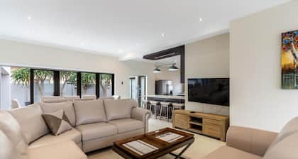 Charming 6-bedroom cottage with WiFi, AC in beautiful Cape Town