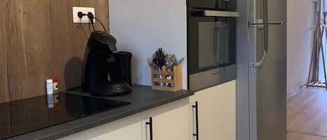 Réfrigérateur, micro-ondes, four, plaque de cuisson