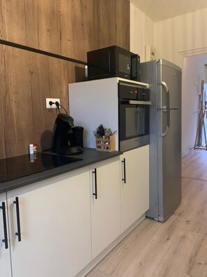 Jääkaappi, mikroaaltouuni, uuni, liesi