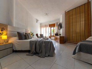 3 bedrooms, desk, iron/ironing board, WiFi