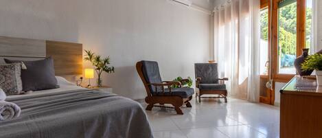 3 bedrooms, desk, iron/ironing board, WiFi