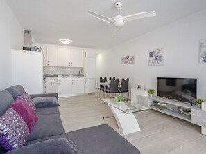 TV - Parque Don Jose Poolside Retreat by Interhome (Costa del Silencio)