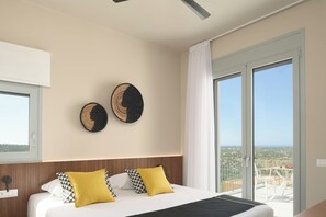 4 室のベッドルーム、セーフティボックス (室内)、アイロン / アイロン台、旅行用ベビーベッド
