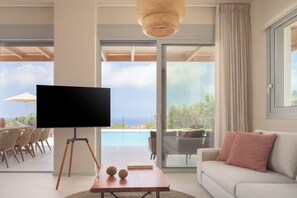 Smart-tv, boeken en een stereo