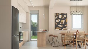 Een moderne keuken met een zwarte koelkast, houten kastjes, een glazen deur naar buiten en een eethoek met rieten stoelen en een tafel.