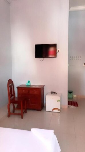Desk, free WiFi