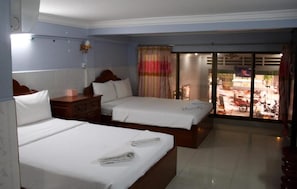 Desk, free WiFi - Khmer Village Guesthouse (Phnom Penh)