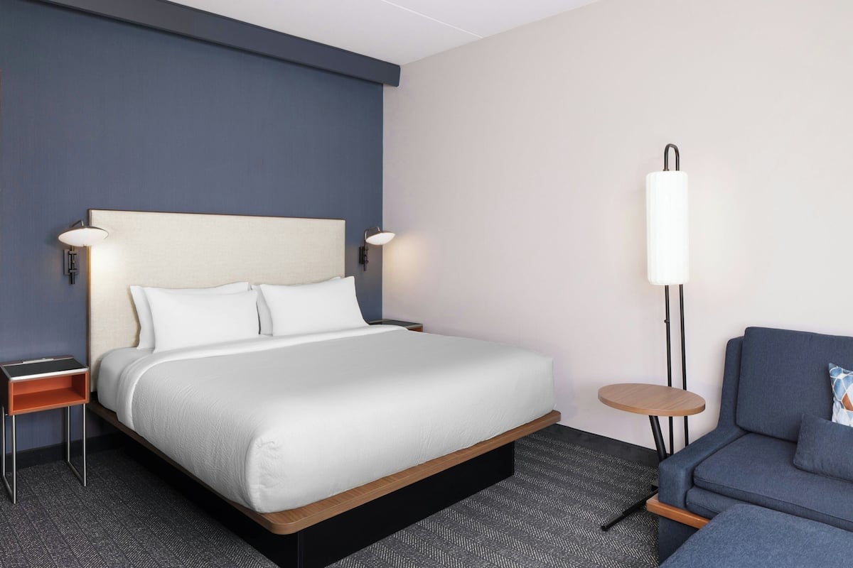 Habitación estándar, 1 cama King size y sofá cama | Ropa de cama de alta calidad, muebles diferentes y escritorio