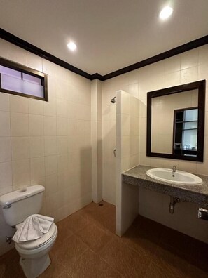Bathroom - Baan Kingkeaw Thamdee Patong (Patong)