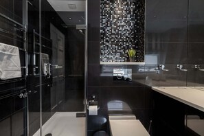 Douche, sèche-cheveux, serviettes fournies