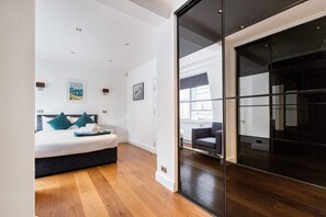 2 chambres, bureau, fer et planche à repasser, lit parapluie