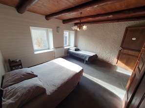 5 makuuhuonetta, tallelokero huoneessa, silitysrauta/-lauta