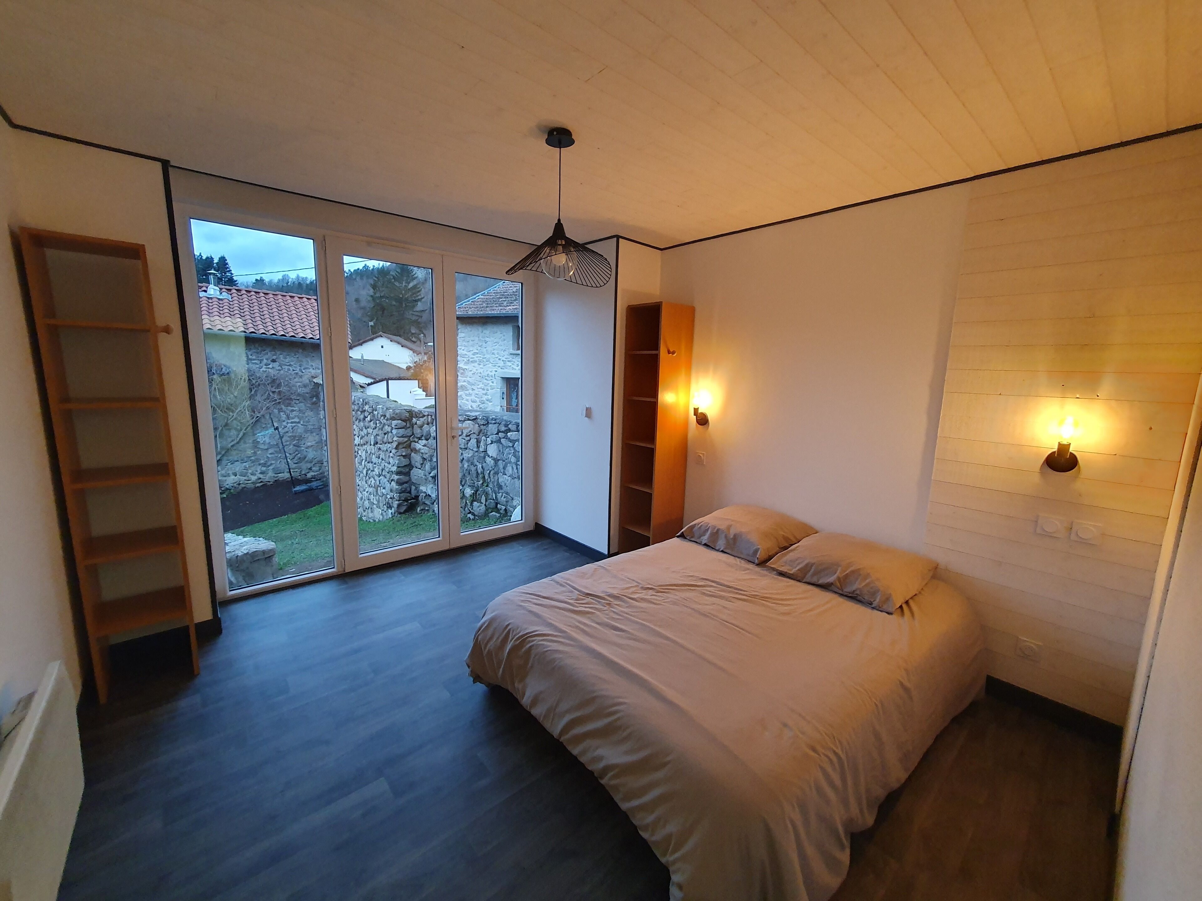 5 chambres, coffres-forts dans les chambres, fer et planche à repasser