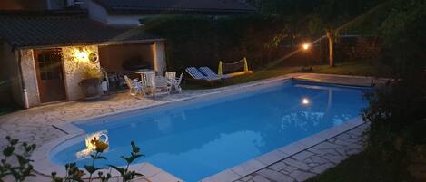 Utendørsbasseng og et oppvarmet basseng