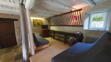 4 makuuhuonetta, tallelokero huoneessa, silitysrauta/-lauta