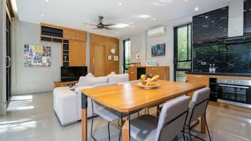 Villa exclusive, 1 chambre, vue sur le jardin | Aire de séjour | Téléviseur à écran plat