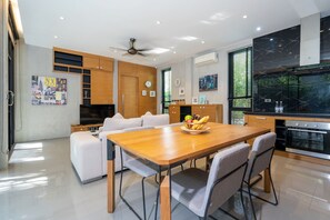 เอ็กซ์คลูซีฟวิลล่า, 1 ห้องนอน, วิวสวน | บริเวณนั่งเล่น | ทีวีจอแบน