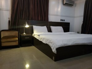 Deluxe eenpersoonskamer | Een bureau, een laptopwerkplek, gratis wifi, beddengoed