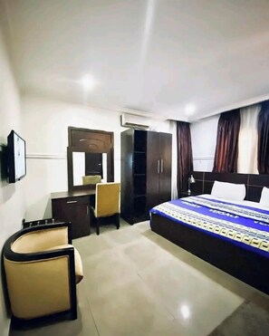 Phòng Executive | Bàn, khu vực làm việc phù hợp cho laptop 